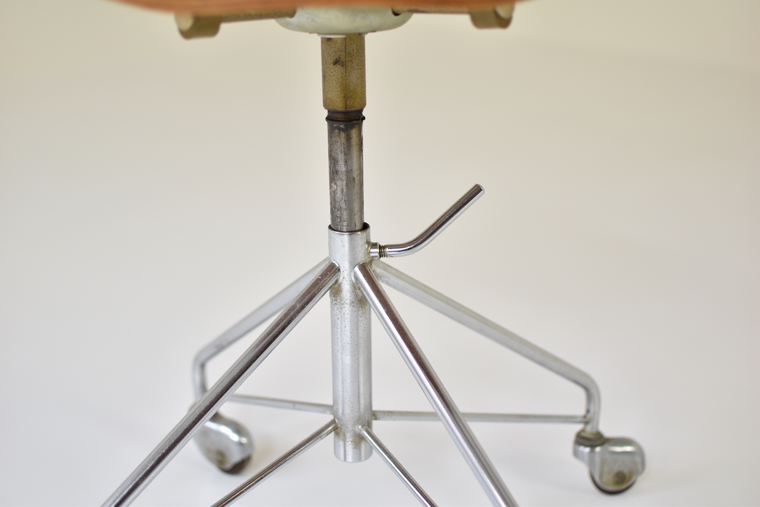 Arne Jacobsen - 'Hammer' desk chair - Modern Living